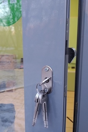 Установка дополнительного замка в алюминиевую дверь 