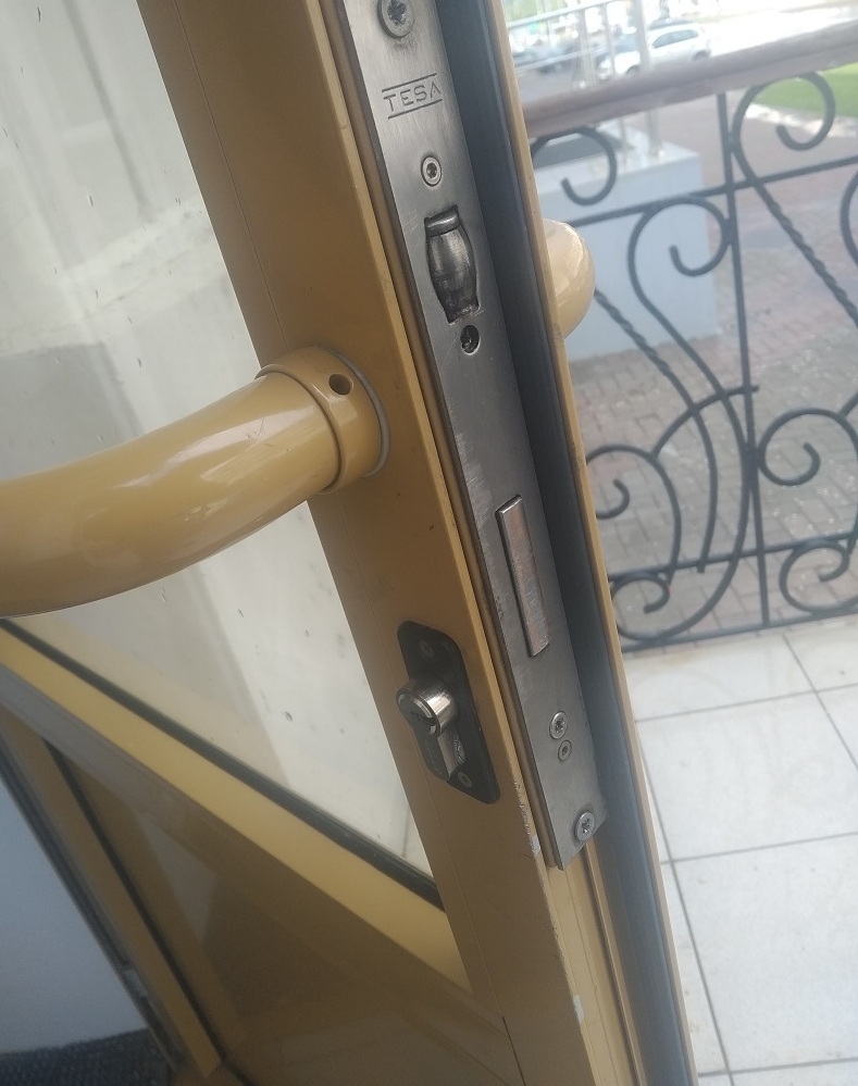 Замена личинки замка в алюминиевой двери