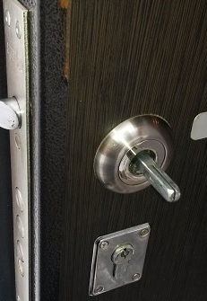 Замена дверной ручки  Palladium  в металлической двери 