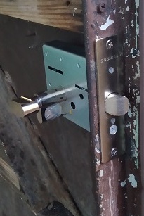 Установка автоматической защелки с цилиндровым механизмом на дверь подъезда.