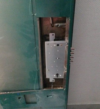 Замена дверного замка с тягами с разборкой двери