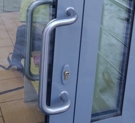 Ручка скоба на алюминиевую дверь